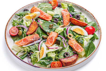 Салат Нисуаз с лососем гриль