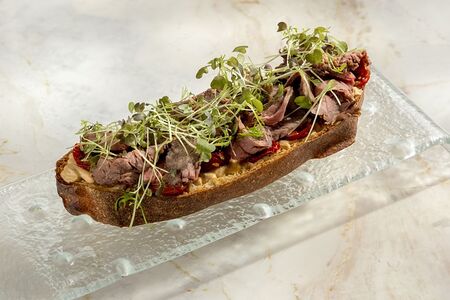 Брускетта с ростбифом и вялеными черри