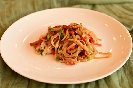 Удон с курицей и овощами