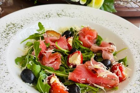 Салат с копченым тунцом и фаршированными перчиками 