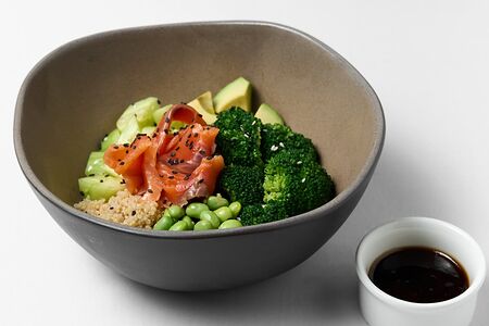 Боул с лососем, киноа и соусом