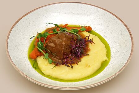 Томлёные говяжьи щечки с сельдереевым пюре