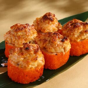 Запеченный ролл с острым лососем