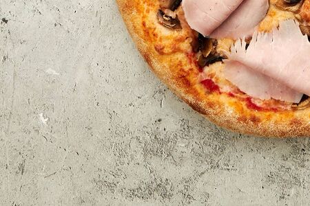 Пицца с ветчиной и грибами