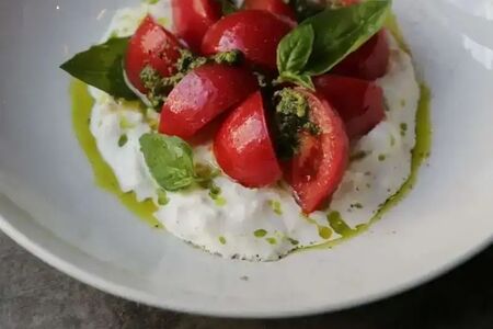 Томаты со страчателлой и песто