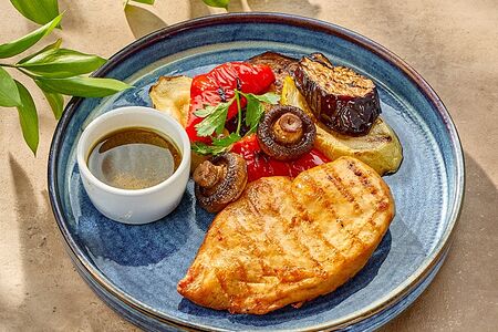 Куриное филе с овощами на гриле и соусом песто