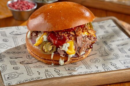 Бургер с рваным мясом из свиной рульки