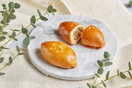 Пирожок с грибами и капустой