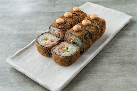 Темпурный ролл с лососем