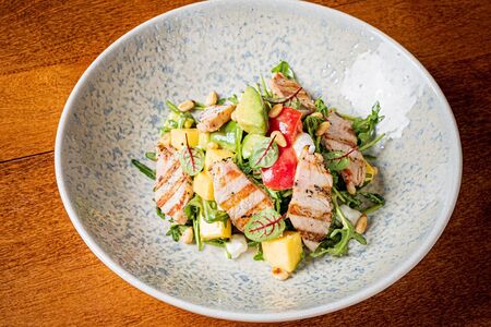 Салат с индейкой, манго и соусом маракуйя-кунжут