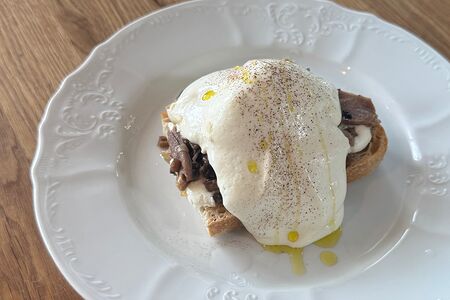 Тост с уткой, грибным паштетом и трюфельным муссом