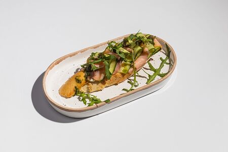 Брускетта с копченым лососем