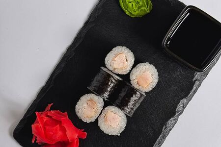 Маки с курицей