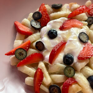 Вареники со сметаной и сезонными фруктами