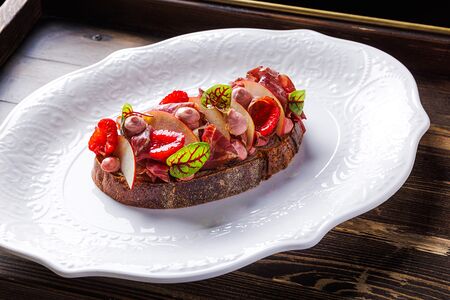 Брускетта пастрами и малиновый майонез