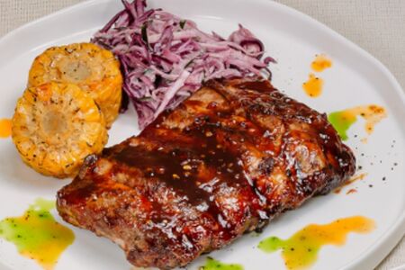 Ребрышки с кукурузой и салатом Коул Слоу