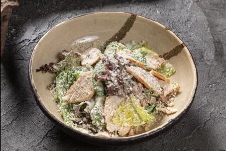 Салат с печеным цыпленком, пармезаном и вешенками