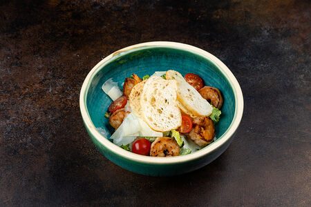 Салат Цезарь с креветками