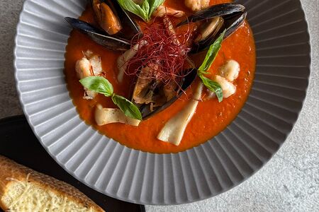 Томатный суп с морепродуктами