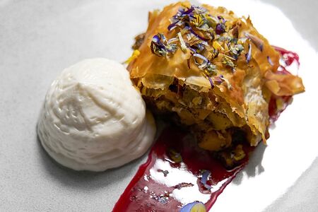 Яблочный штрудель с эстрагоном, кремом из белого шоколада и черной смородиной