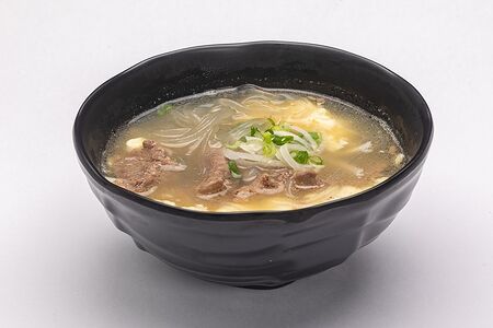 Суп с лапшой харусаме, яйцом и говядиной 