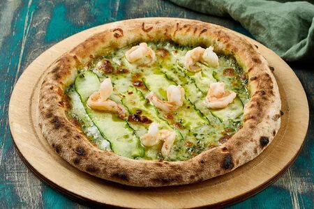 Пицца с креветками и цукини 