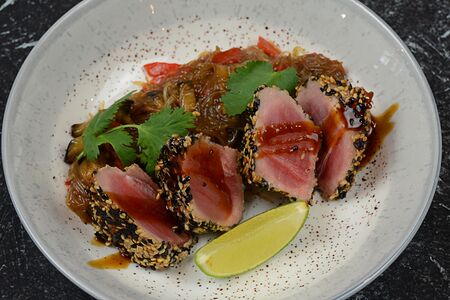 Филе тунца с фунчозой и овощами в азиатском стиле 