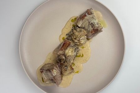 Язык со сливочно-ореховым соусом