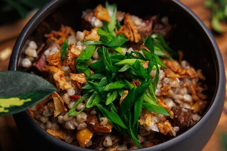 Зеленая греча с подкопченным говяжьим брискетом и опятами