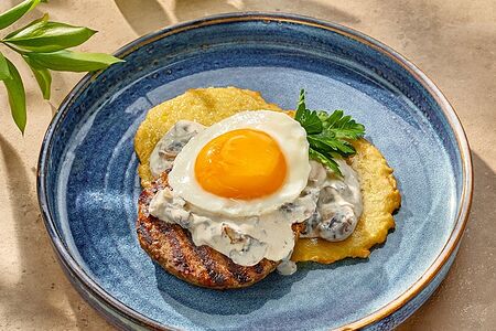 Мясной бифштекс с грибным соусом