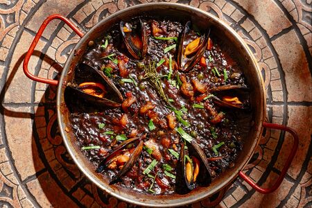 Паэлья с морепродуктами на компанию