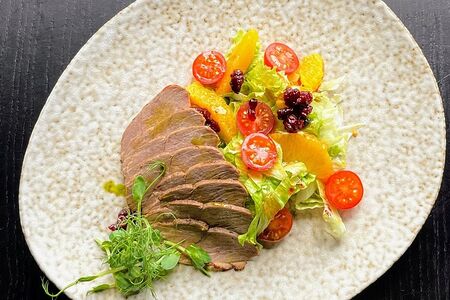 Салат с копченой утиной грудкой и свежим апельсином