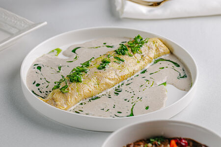 Французский омлет со сливочно-грибным соусом и луком-сибулетом