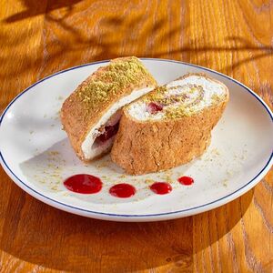 Фисташковый рулет со сливочным сыром и малиновым соусом