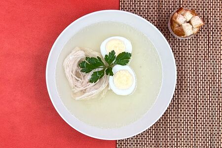 Бульон куриный с яйцом