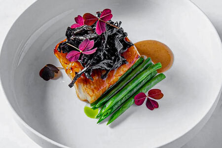 Черная треска с брокколини и лисичками