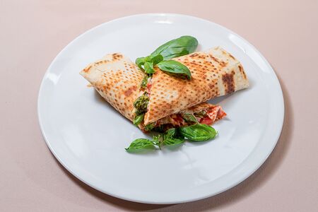 Пицца-ролл с прошутто котто, чоризо, моцареллой и пармезаном