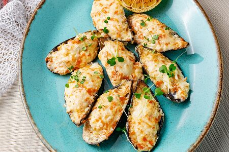 Запеченные мидии с шапкой из копченой курицы и икрой Тобико