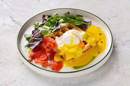 Картофельная вафля со слабосолёным лососем