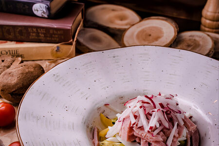 Окрошка на кефире с ветчиной