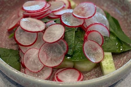 Салат с редисом и огурцом