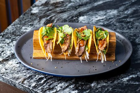 Тако с уткой по-пекински и соусом хойсин