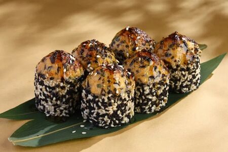 Запеченный ролл с грибами и курицей