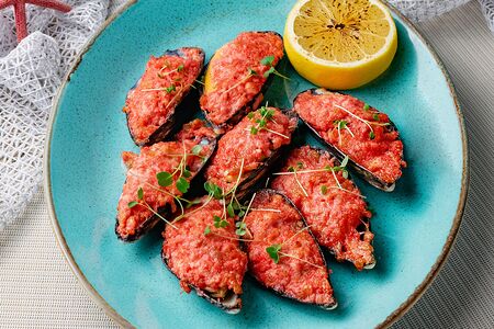 Запеченные мидии с шапкой из Пеперони