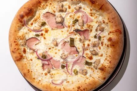 С беконом, цыпленком и халапеньо