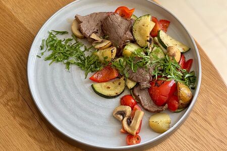 Теплый салат с ростбифом