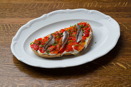 Брускетта с перцем и анчоусом