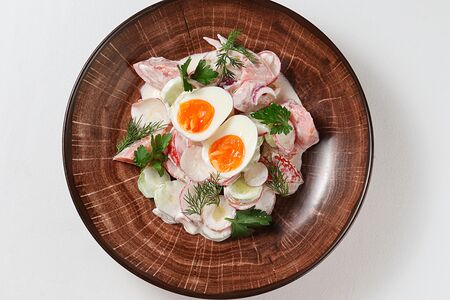 Салат овощной с деревенским яйцом