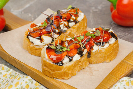Брускетта с печеным перцем
