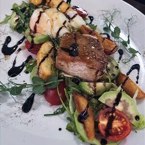 Нисуаз со стейком из тунца салат